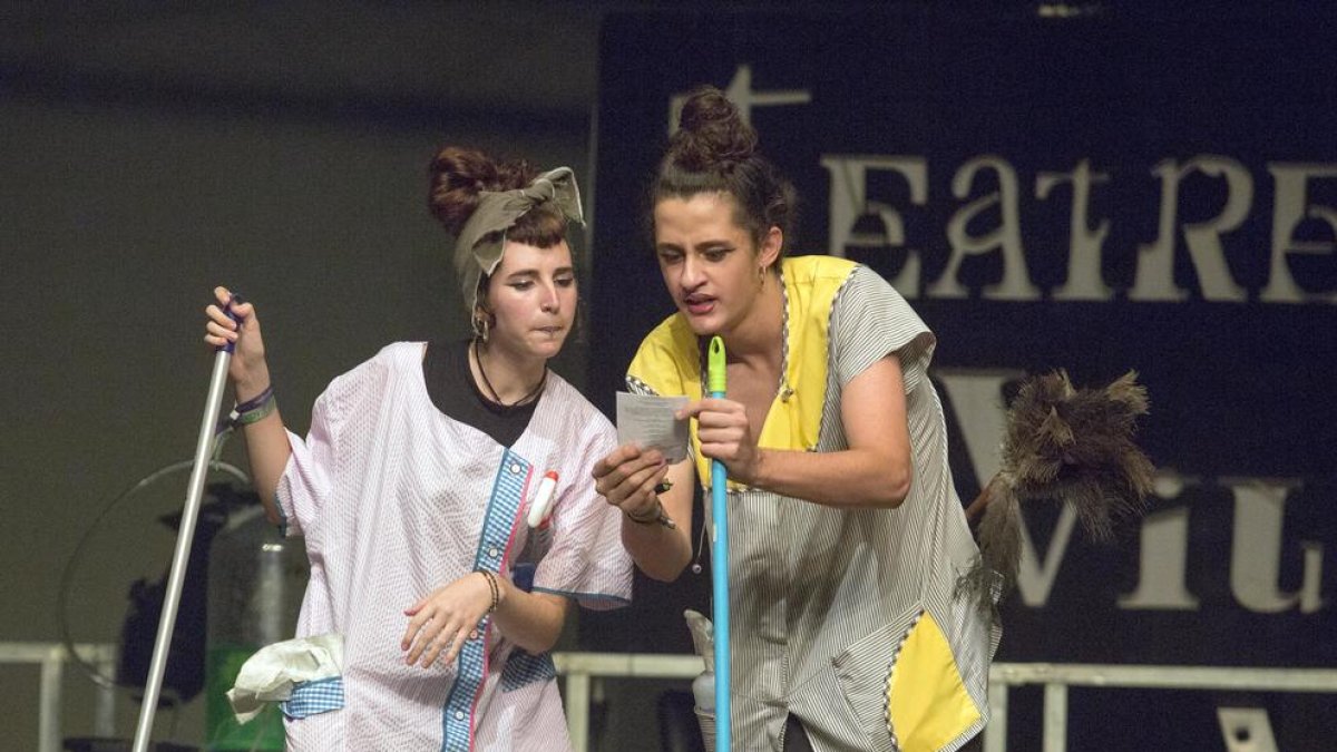 Dos actors de l’organització en una acció de l’espectacle.