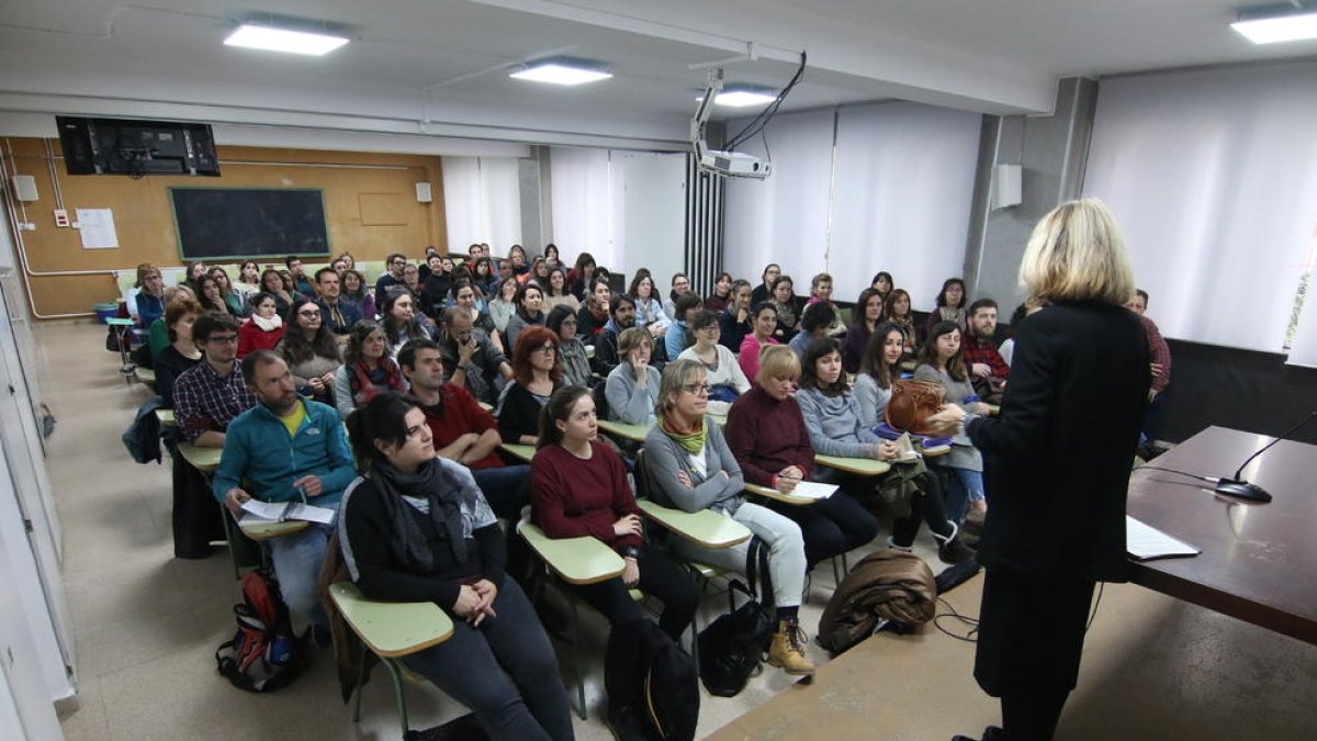 Opositores ayer en el instituto Josep Lladonosa antes de empezar las pruebas.