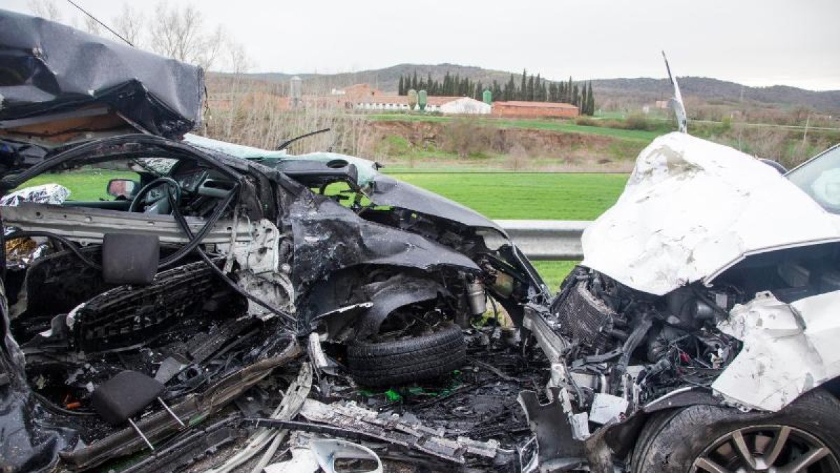 Els dos vehicles van quedar reduïts a ferralla després del xoc.