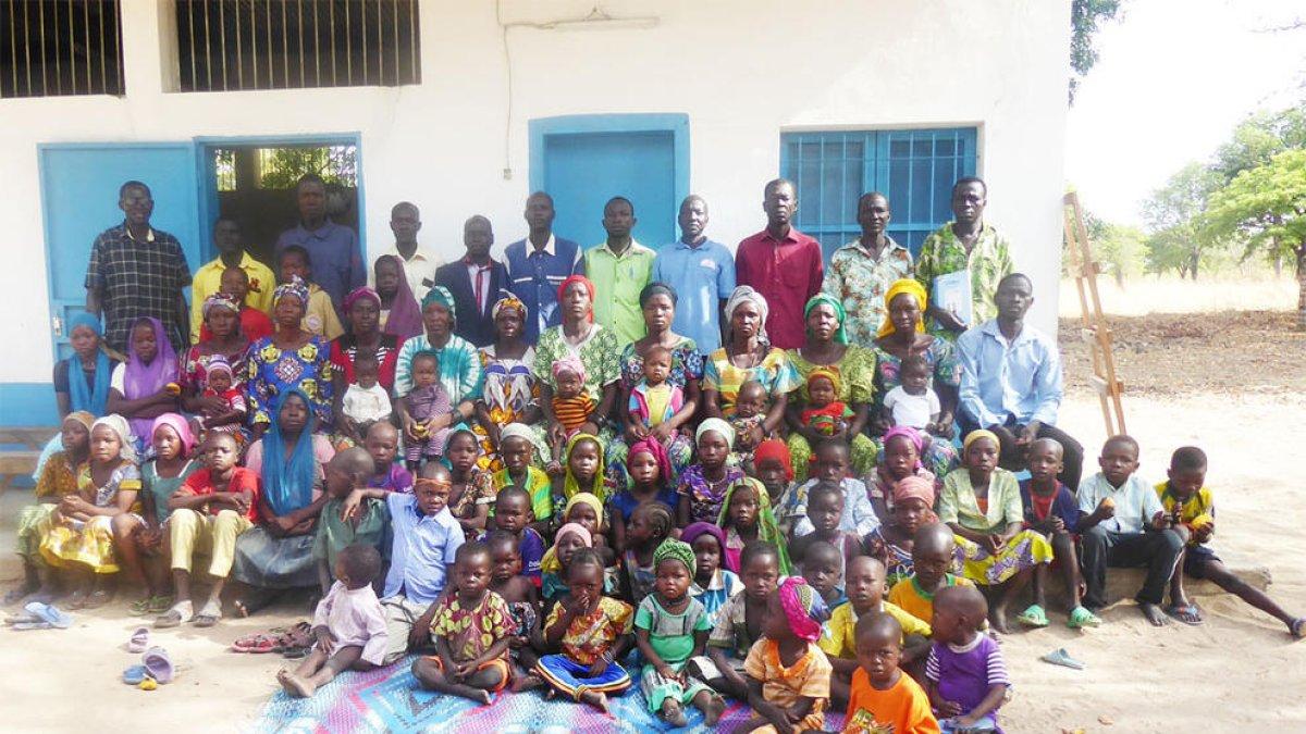 Imagen de la decena de familias, con todos sus miembros, que se forman en una escuela agraria del Chad gracias a material leridano.