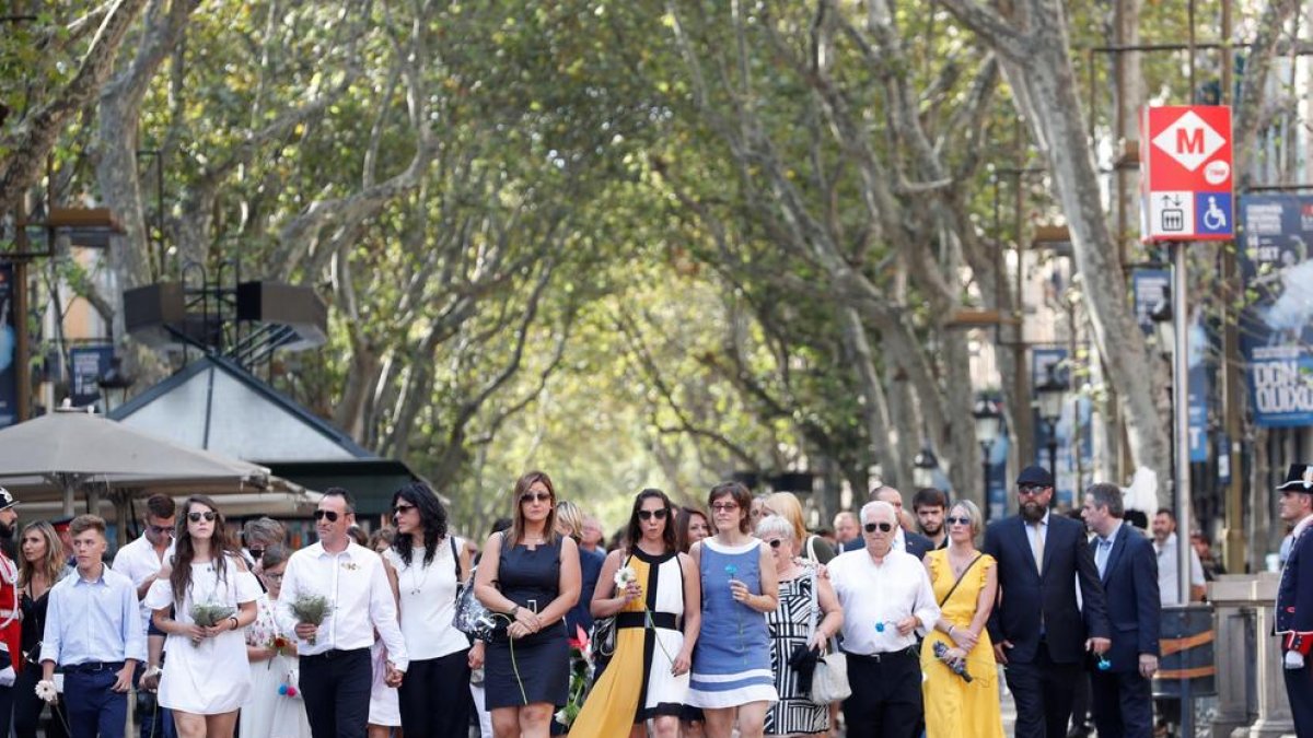 Víctimes i autoritats protagonitzen una sòbria i emocionada ofrena a la Rambla