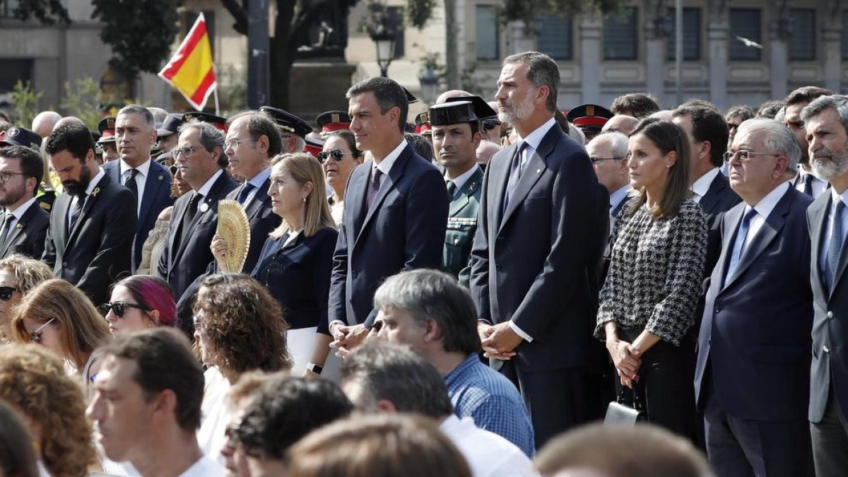 Barcelona homenatja les víctimes del 17A amb música, poesia i silenci
