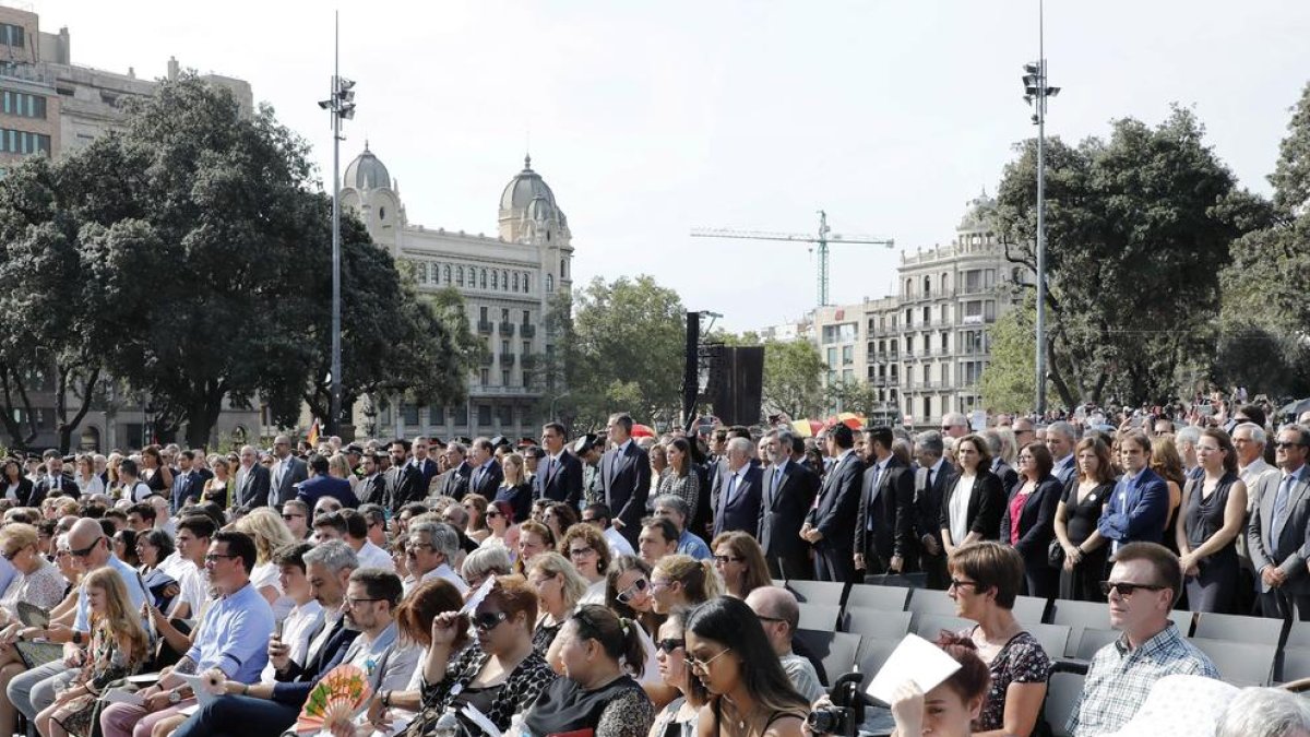 Barcelona homenajea a las víctimas del 17A con música, poesía y silencio