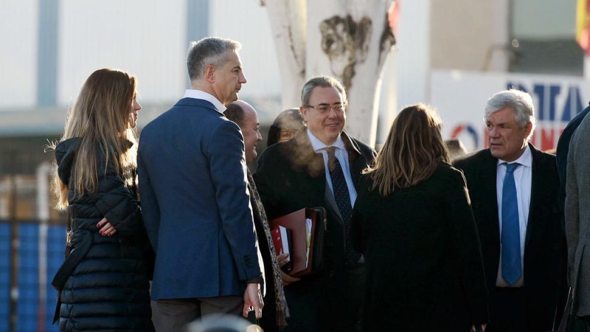 Ricardo Costa, primero por la izquierda, el lunes al llegar al juicio.