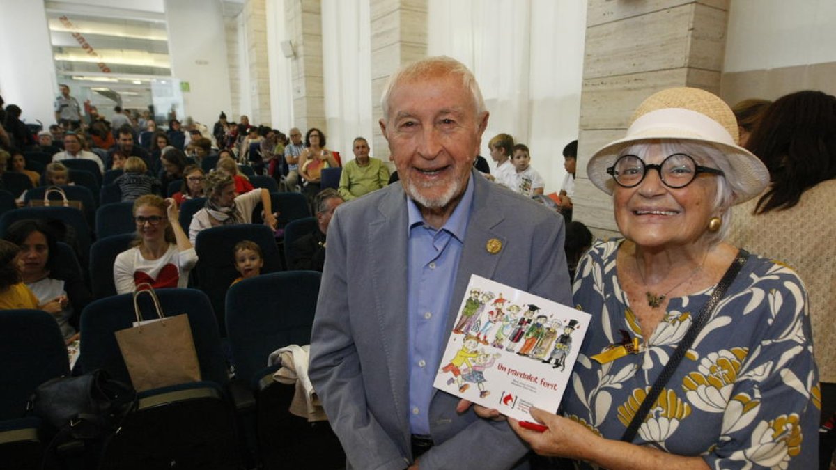 Vallverdú i Bayés van omplir ahir la Biblioteca Pública en la presentació del conte ‘Un pardalet ferit’.
