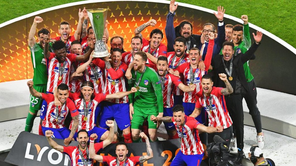 Els jugadors de l’Atlètic de Madrid celebren el títol conquerit ahir a Lió.