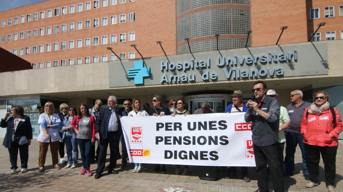 Concentració per exigir unes pensions dignes, ahir, davant de l’Hospital Arnau de Vilanova.