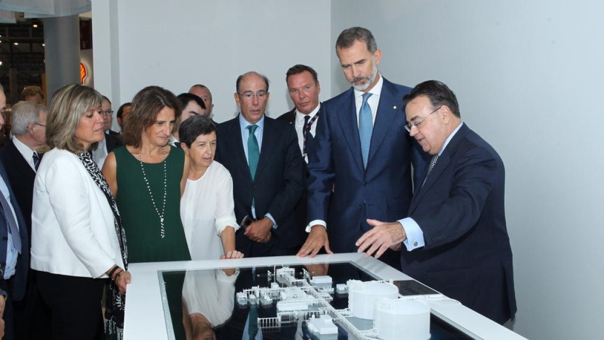 El rey escucha las explicaciones de la organización junto a la ministra Rivera y la delegada Cunillera.