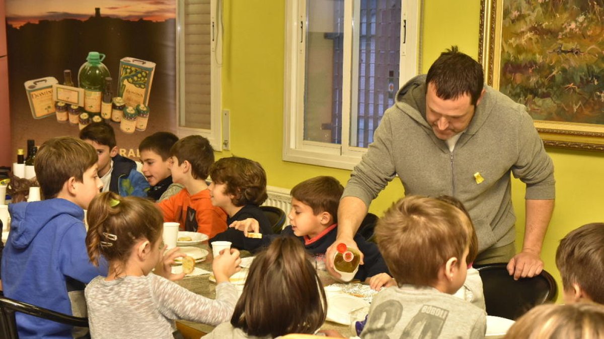 La sesión inaugural incluyó una desgustación de aceites.