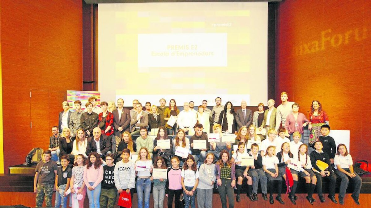 Alumnes finalistes de la cinquena edició dels Premis E2, Escola d’Emprenedors, durant la celebració del certamen al CaixaForum.