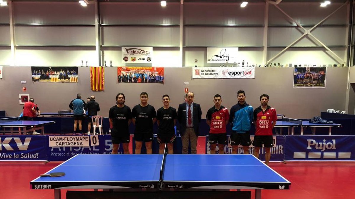 Els jugadors dels dos equips abans de començar el partit.