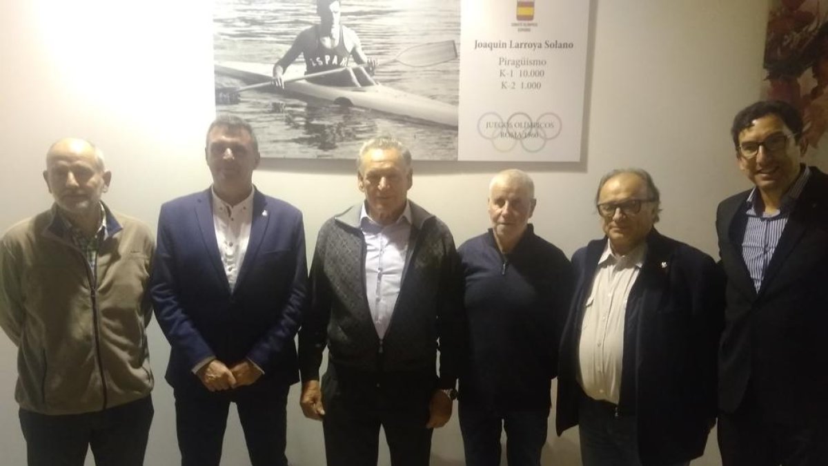 Joaquim Larroya, tercero por la izquierda, delante de la foto que se instaló ayer en el gimnasio.