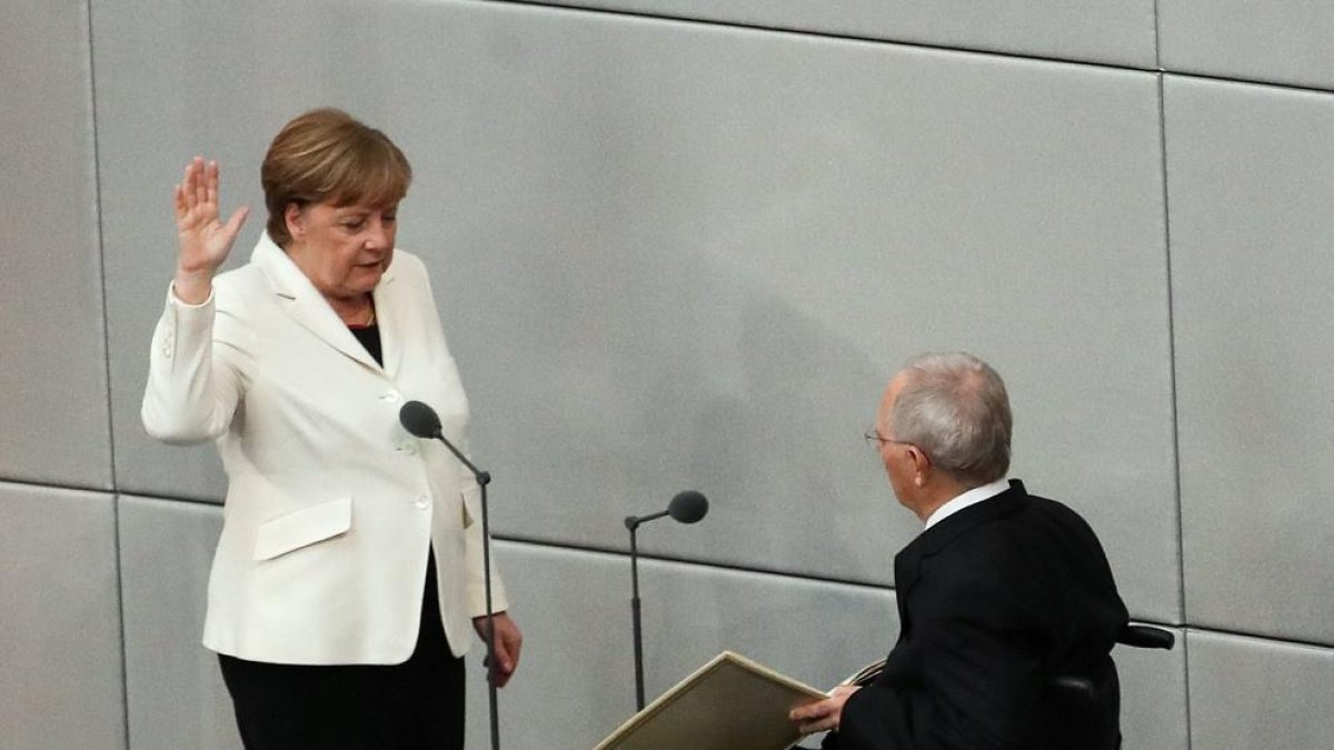 Angela Merkel presta jurament del càrrec al president del Parlament alemany Wolfgang Schäuble.