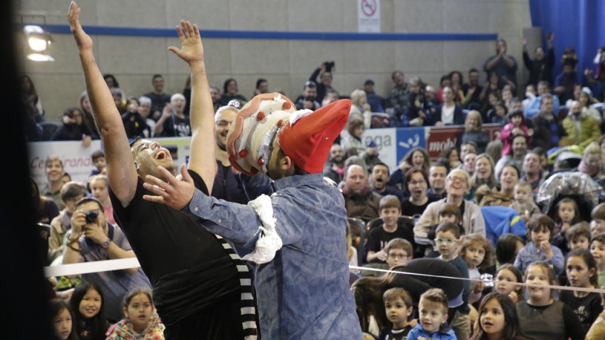 Pequeños y mayores disfrutaron ayer por la tarde de una de las actuaciones del festival ‘Buuuf!!!’ de Alcoletge.