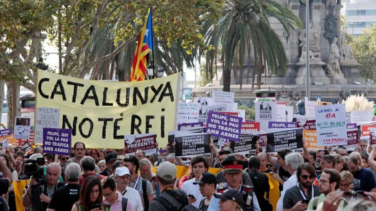 Los Mossos separan en grupos independentistas y partidarios de la unidad de España