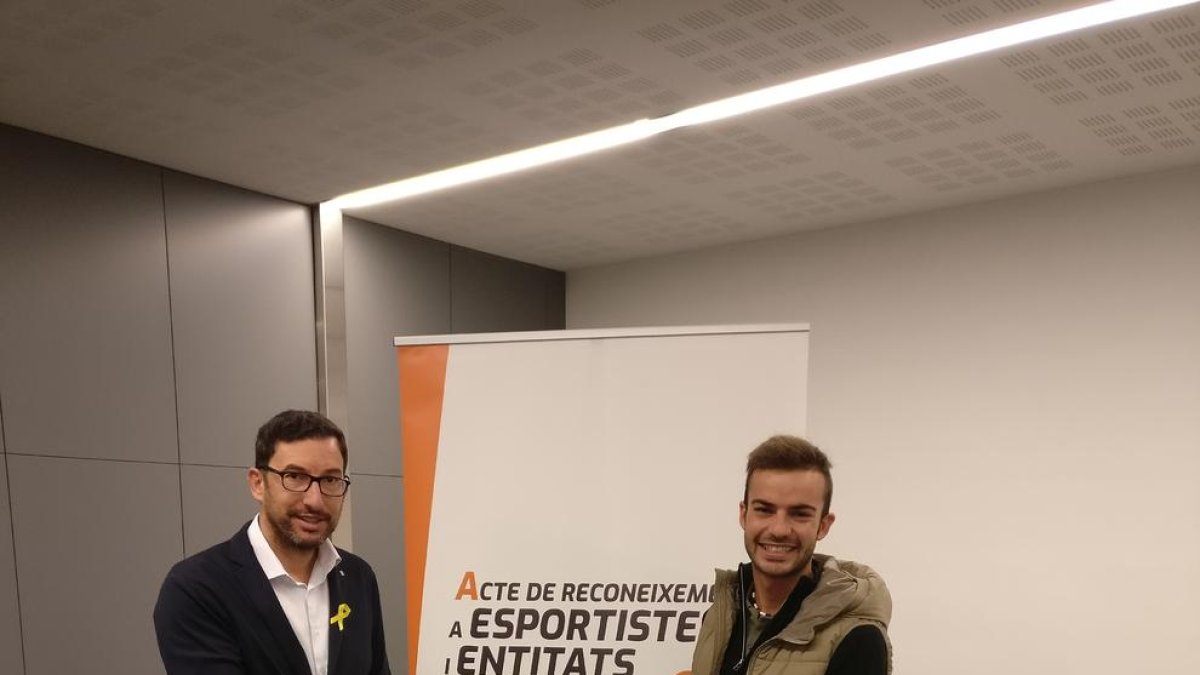 Joan Segura va rebre ahir l’atleta Jordi Montraveta.