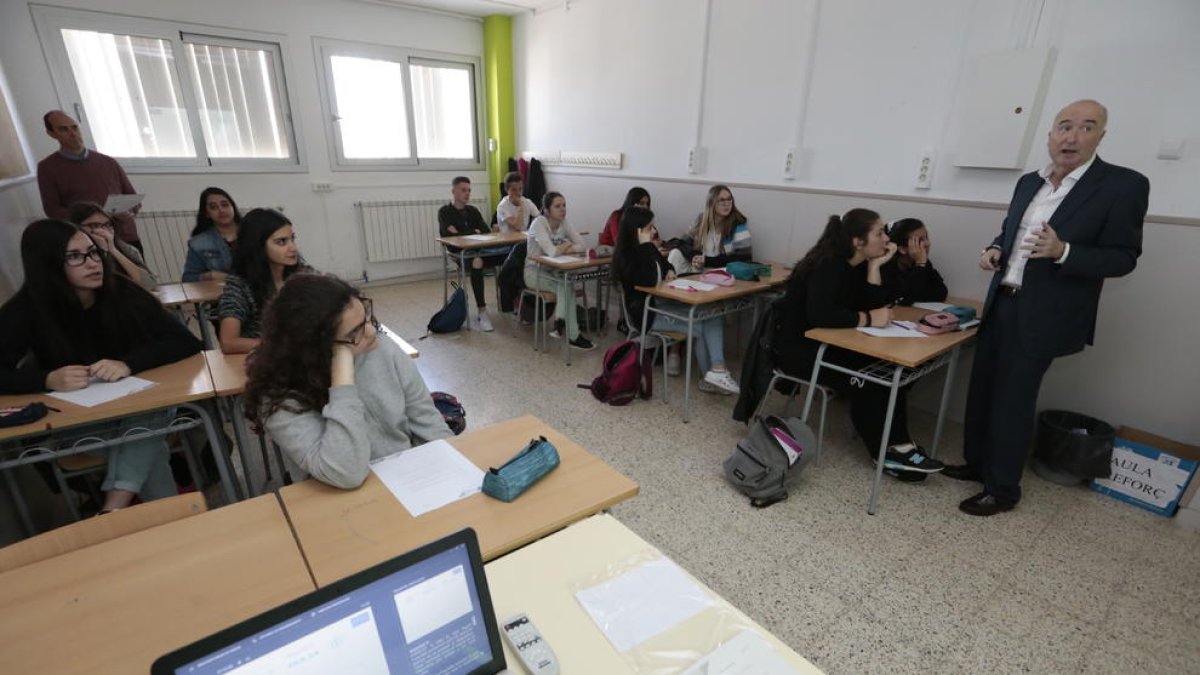 Alumnos de 4º ESO del Institut Caparrella durante uno de los talleres a cargo de un voluntario.