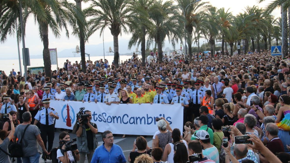 Las fuerzas de seguridad y los servicios de emergencia encabezaron la manifestación, que desbordó el paseo marítimo de Cambrils por la gran afluencia de personas.