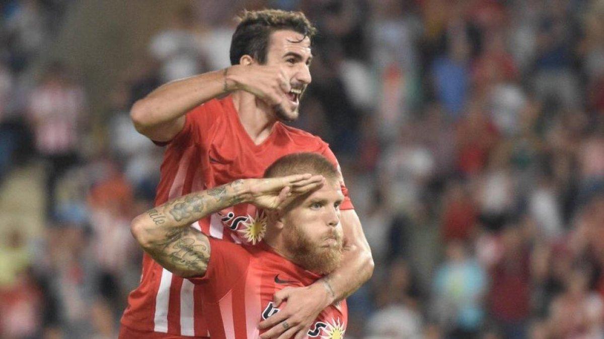 Jorge García Morcillo dedicant un gol a la Guàrdia Civil.
