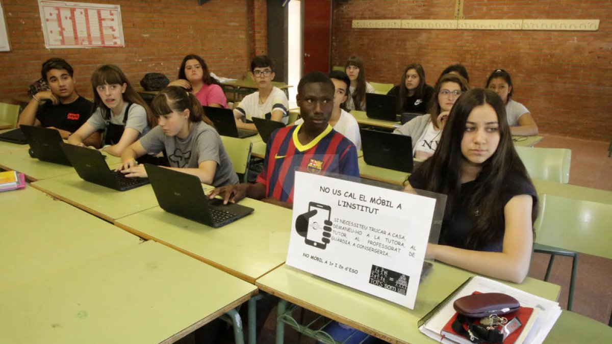 Ensenyament veu un error prohibir l'ús del mòbil a l'aula