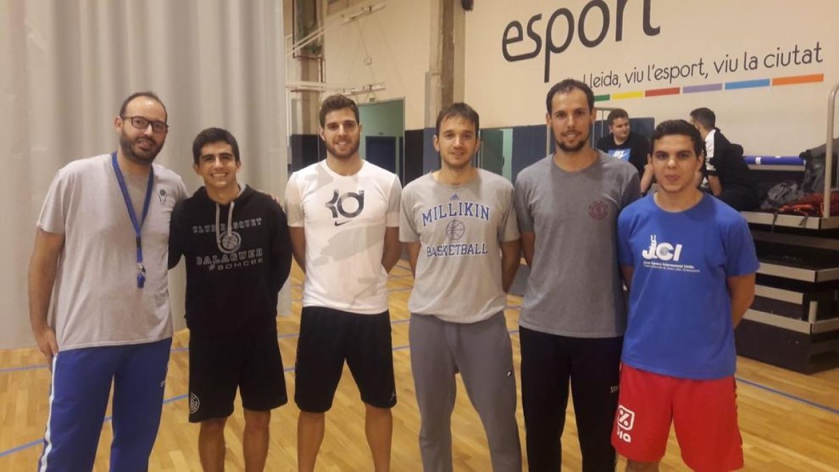Sergi Llurba, Francesc Tuset, Albert Vallverdú, Edgar Solsona, Miquel y Pau Lletjòs son los técnicos.