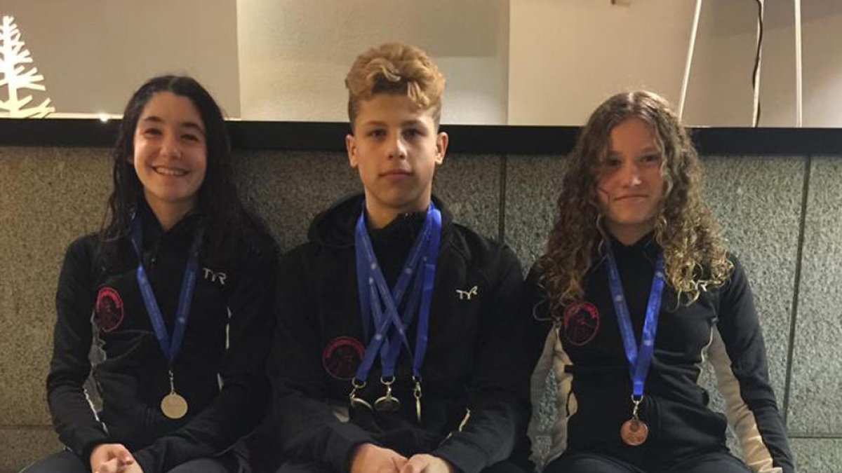 Los tres nadadores del CN Cervera que ayer lograron medalla en la tercera jornada del Catalán.