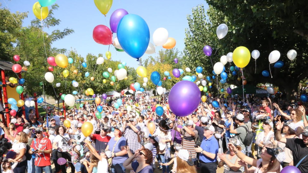 Els participants van llançar globus a l’aire després de la lectura del manifest ahir al Parc Municipal.