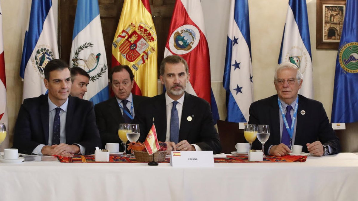 Sánchez y Felipe VI, ayer, en la Cumbre Iberoamericana en Antigua.