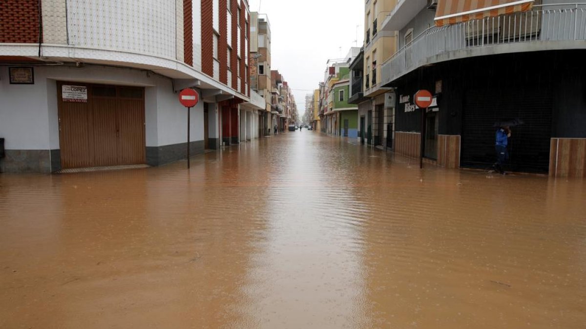 Imagen de las calles del barrio de les Basses d’Alzira, en la provincia de Valencia, ayer