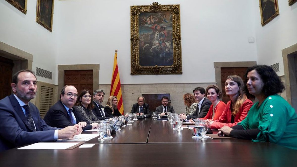 Los participantes en la mesa de diálogo, presidida por Torra y Aragonès, ayer, en la Generalitat.