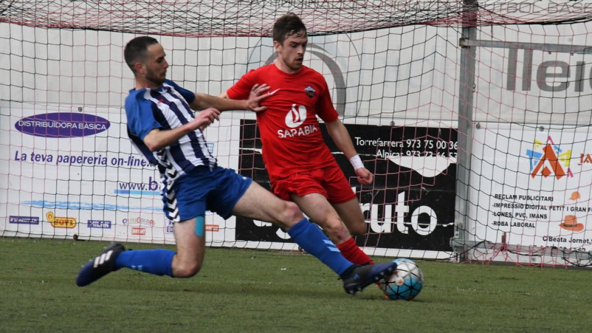 Una jugador del San Cristóbal le disputa el balón a otro del Alpicat ayer durante el partido.