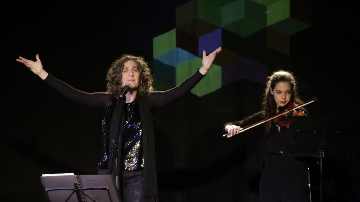 La cantante leridana Carolina Blàvia, ayer durante el concierto que ofreció en el Cafè del Teatre.