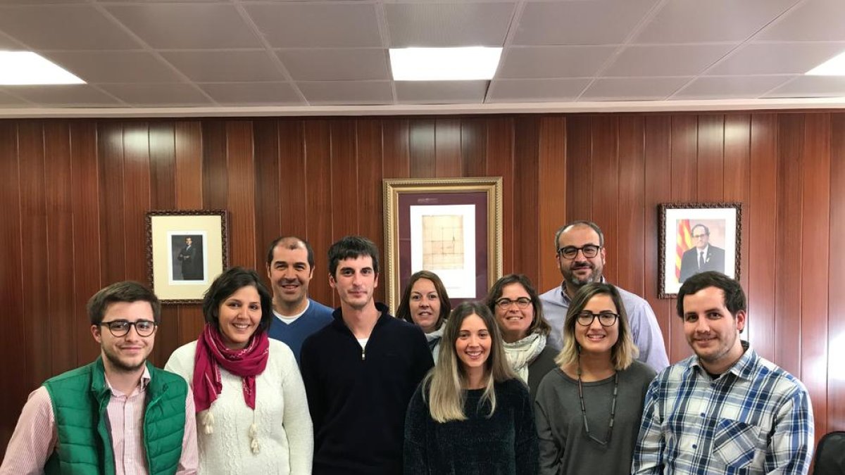 Imagen de los jóvenes que harán prácticas en el Conselh.