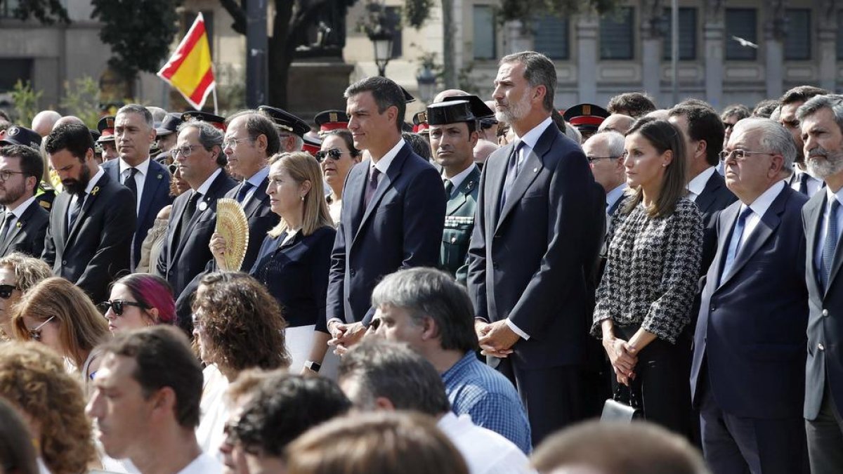 El presidente del Parlament, el de la Generalitat, del Senado, la del Congreso, del Gobierno central y los reyes, ayer en Barcelona.