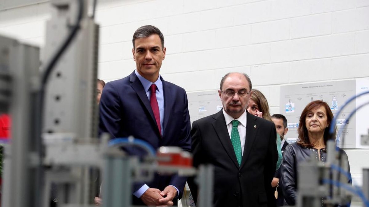 El cap de l’Executiu, Pedro Sánchez, ahir amb el president aragonès, Javier Lambán, a Saragossa.