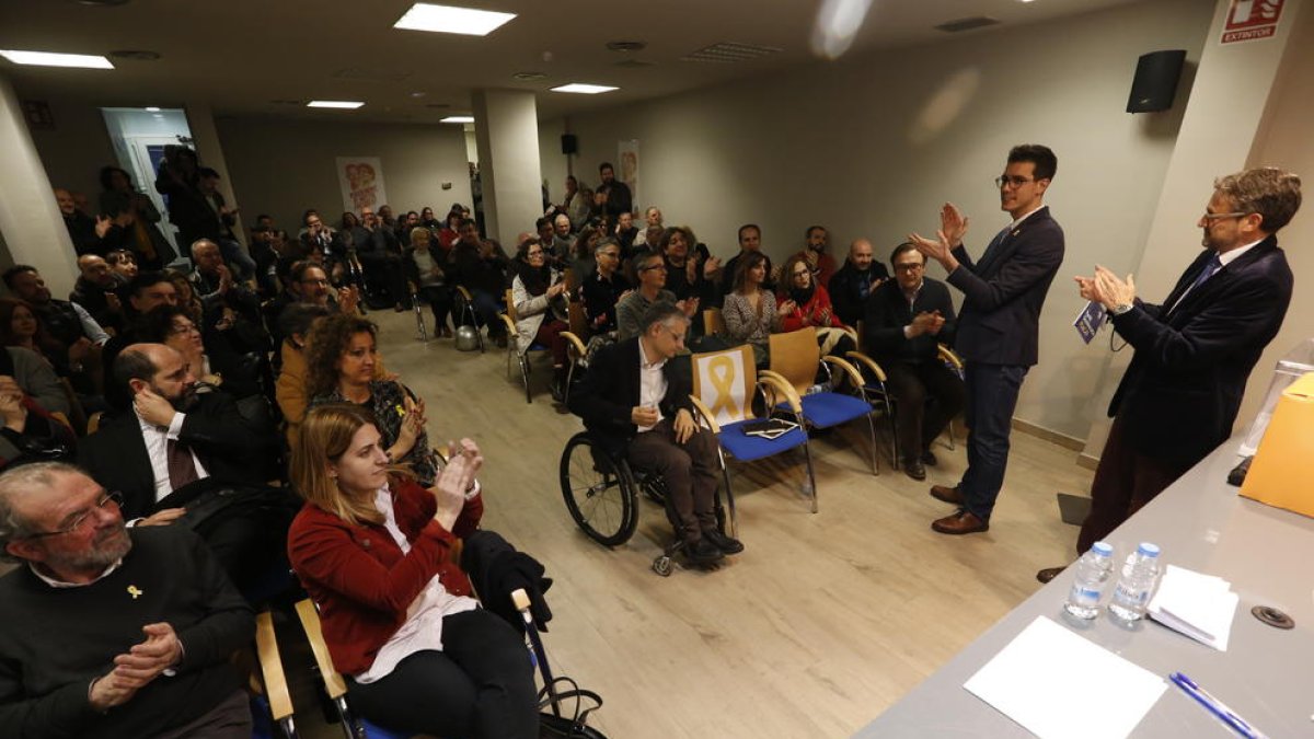 Postius (dreta) és aplaudit pels militants i per la coordinadora del PDeCAT, Marta Pascal.