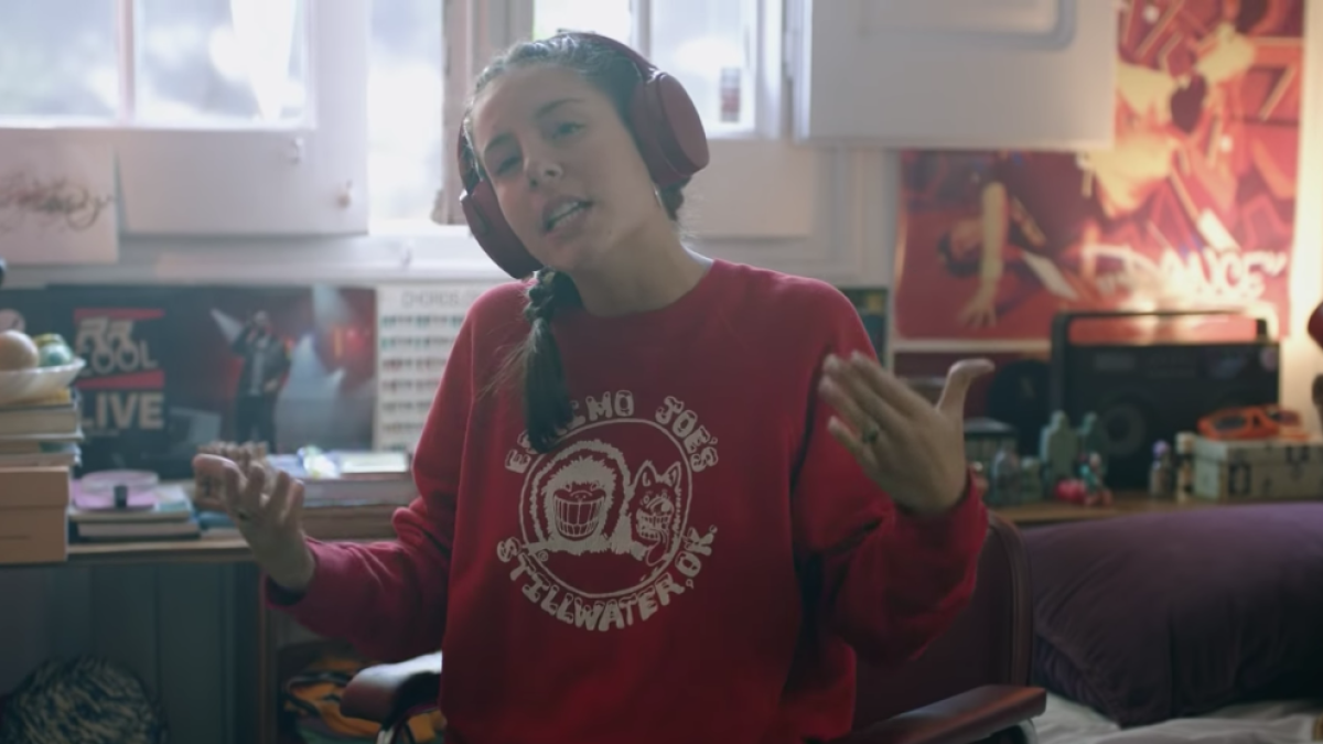 La hija en pleno rap anti-padres.
