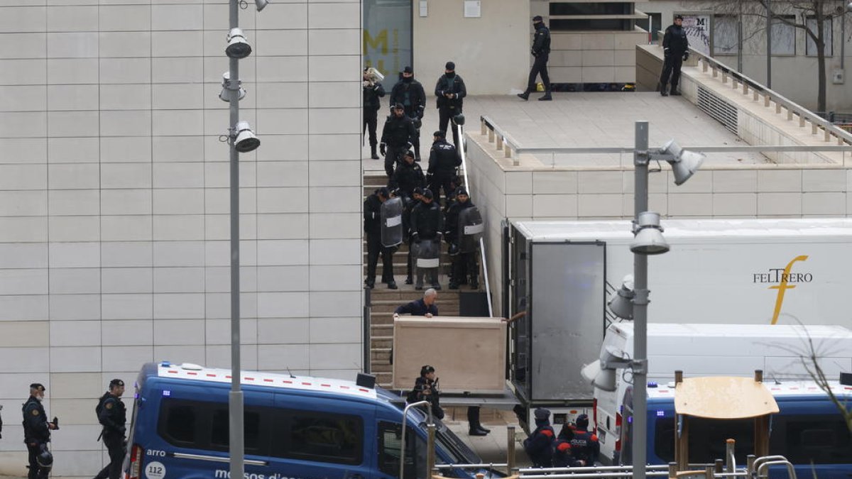 Mossos d’Esquadra i Guàrdia Civil custodien el trasllat a Sixena de les obres d’art del Museu de Lleida.