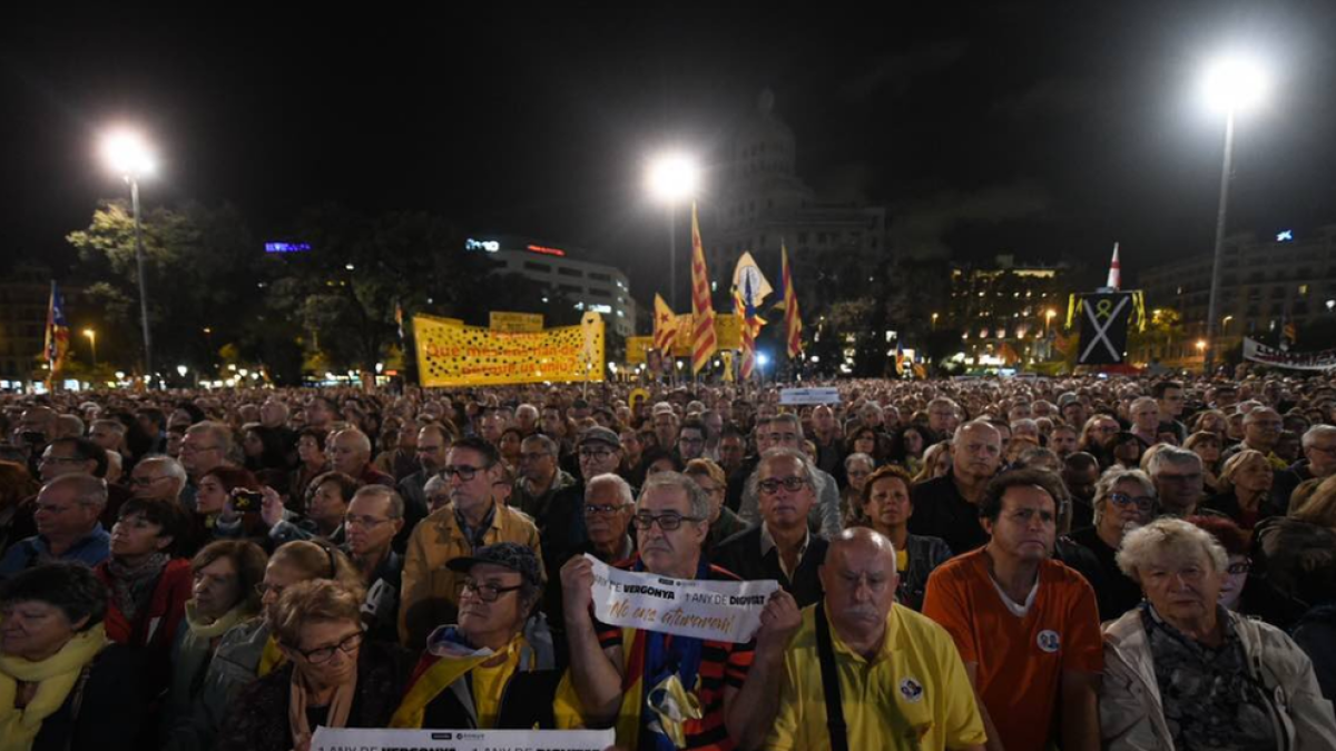 Concentració coincidint amb el primer aniversari de l’empresonament dels Jordis, ahir, a Barcelona.