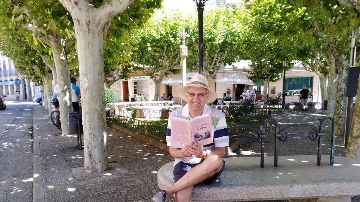 Josep de Lamoga ‘Waldo Lideker’, a la plaça de la Creu de Tremp amb la novel·la ‘R. C. nació en Talarn’.
