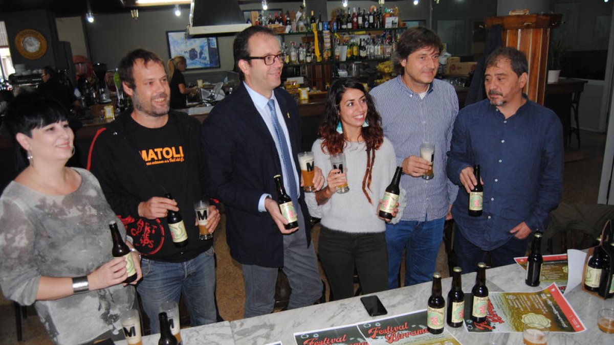 El bar de L’Amistat va acollir ahir la presentació de la cervesa.