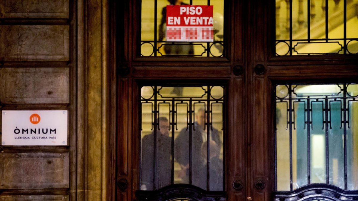 La Guàrdia Civil escorcolla la seu d'Òmnium i el despatx del secretari de Difusió de la Generalitat