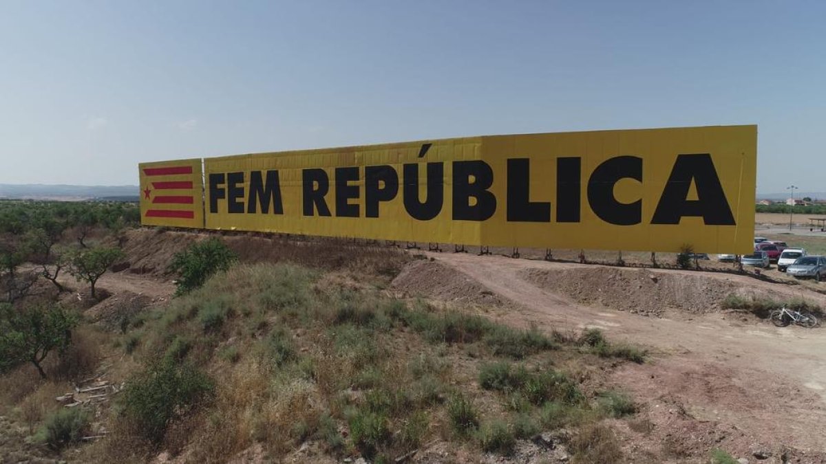 El CDR de Bellpuig repinta el mural