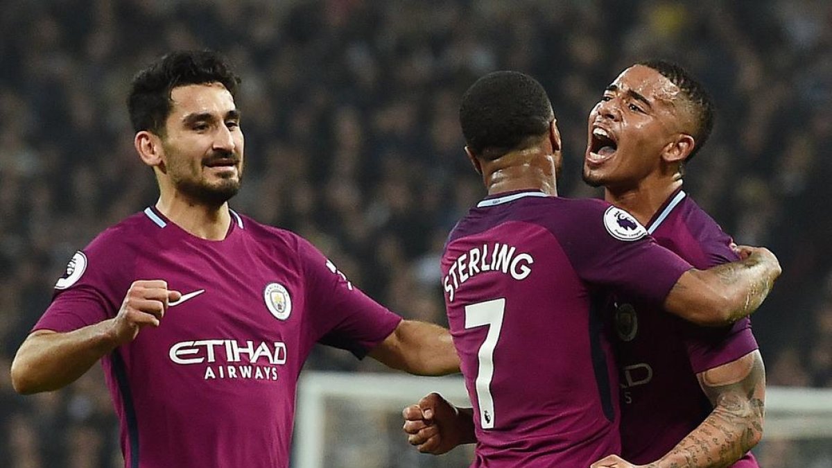 Gundogan, Sterling y Gabriel Jesús celebran un gol del City.