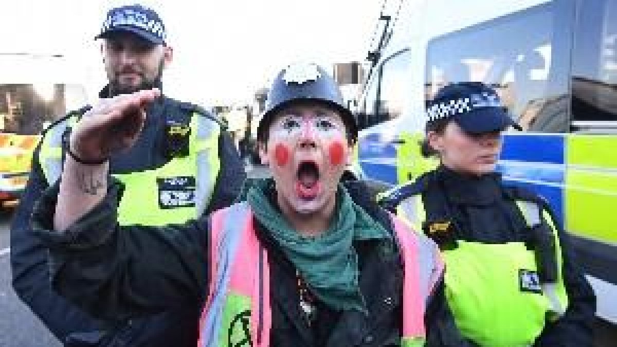 Manifestantes contra el cambio climático bloquean cinco puentes de Londres