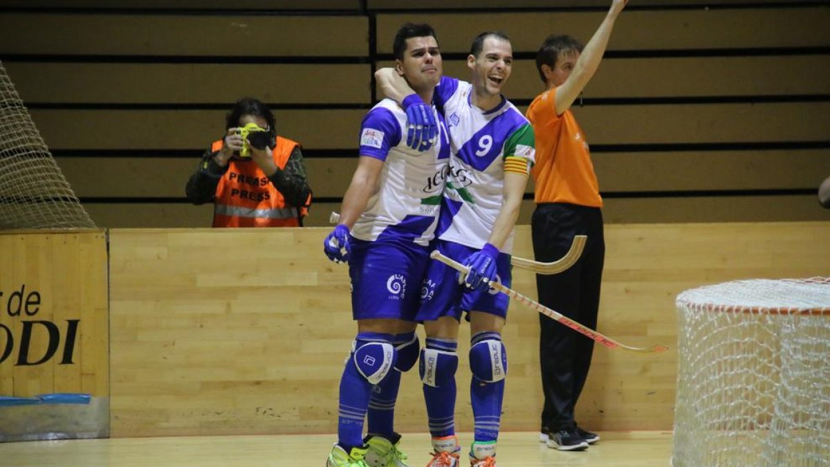 Jordi Creus y Andreu Tomàs celebran un gol en un partido.