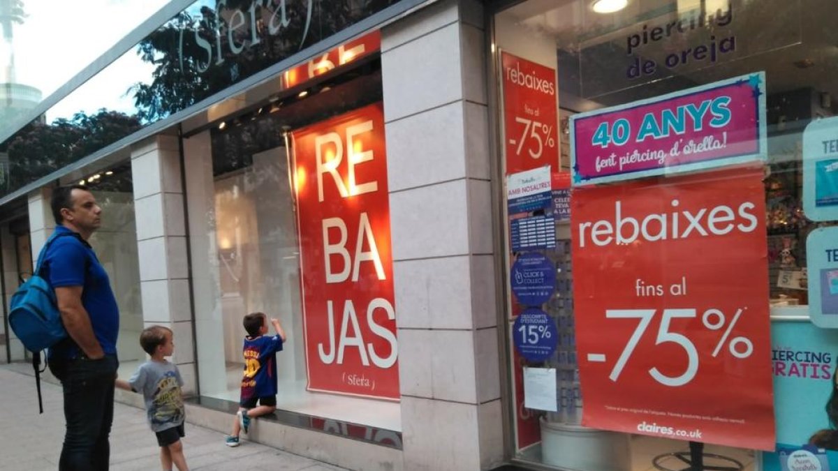 Rebajas de verano anticipadas en el Eix Comercial