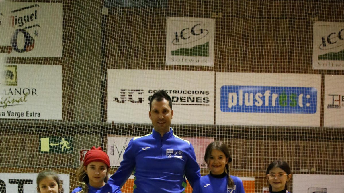 A la imatge, algunes de les nenes que formen la secció femenina amb l’entrenador, Marc Soler.