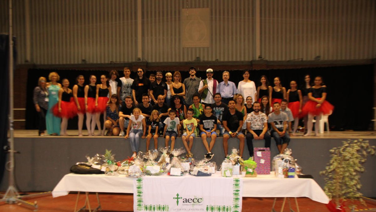 Foto de familia de las más de cuarenta personas que participaron ayer en el acto solidario.