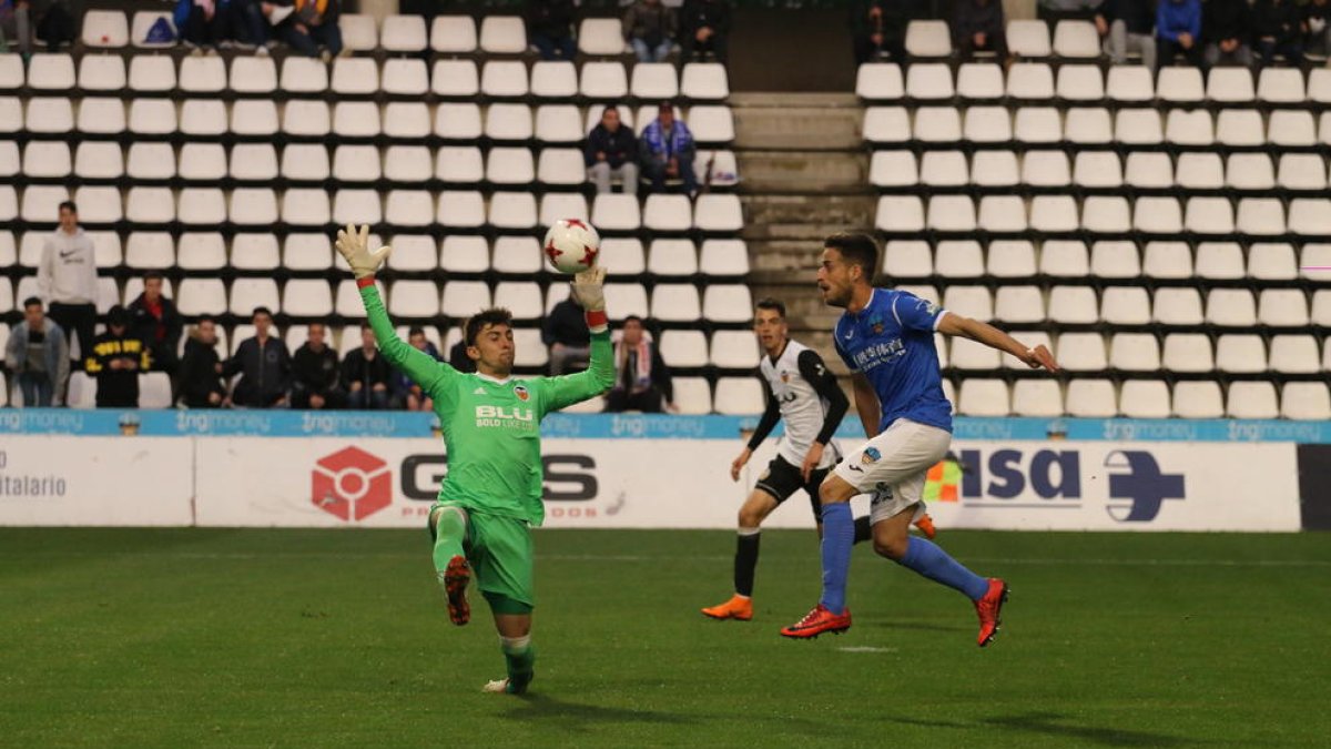 Després d’un control estratosfèric, Javi López es disposa a connectar la vaselina per sobre del porter Cristian Rivero, que suposava el 3-0.